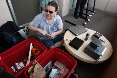 安全人员展示可截获GSM通话内容设备 安全人员展示可截获GSM通话内容设备