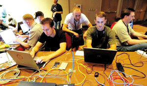 一个黑客小组在进行团队作战。