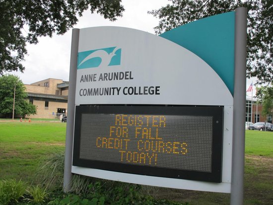 从高中辍学生到黑客间谍:斯诺登