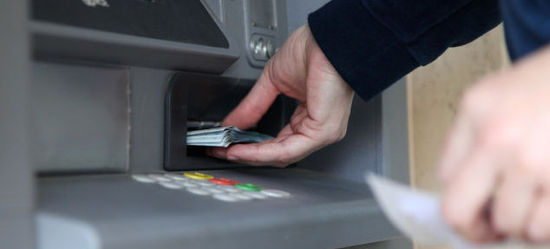 �ڿͳɹ��ƽ�ATM��ȡ������Ԫ