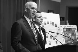 戴维·西克顿(左)