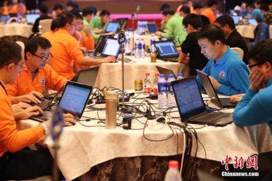 资料图:参赛选手进行网络攻防战,全面提高国家网络安全防护和对抗能力。中新社记者 张远 摄